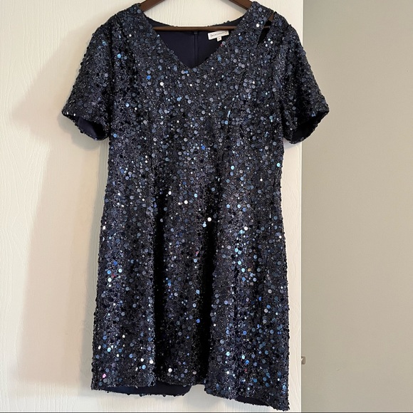 Sparkly, sequinned dress perfect for holiday parties. - Picture 4 of 4